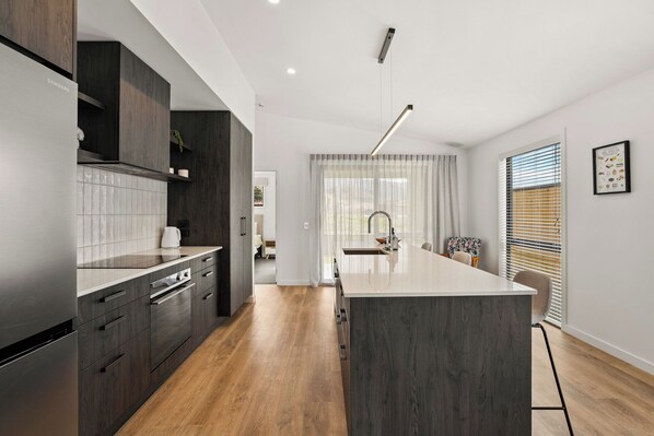 Jääkaappi, mikroaaltouuni, kahvin-/teenkeitin