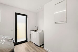 2 عدّة غرف نوم ومكواة/لوح كي وواي فاي وملاءات أسرّة