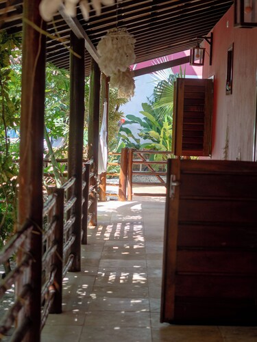 Poolside Double Suite. Behind the dunes, 10 minutes from the beach.