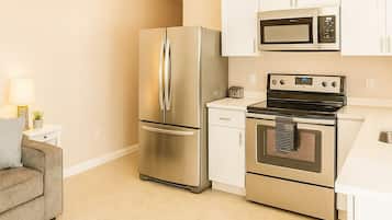 Een koelkast, een magnetron, een oven, een kookplaat