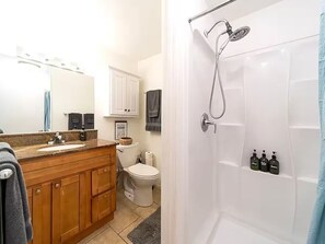 Toallas, jabón, shampoo, papel de baño 