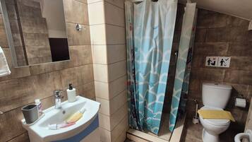 Douche, sèche-cheveux, serviettes fournies, savon