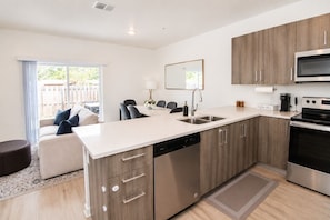 Microwave, oven, stovetop, dishwasher - Stylish Stay Near Hard Rock Stadium (North Miami Beach)