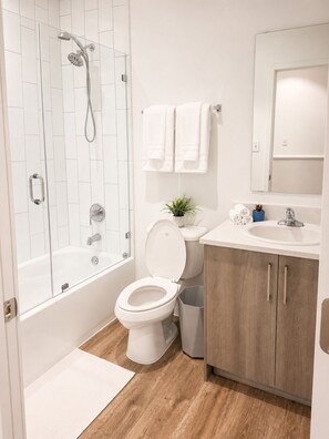 Shower, towels, soap, toilet paper - Stylish Stay Near Hard Rock Stadium (North Miami Beach)
