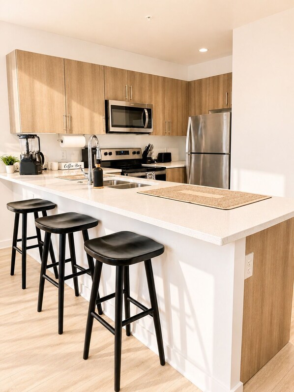 Four à micro-ondes, un four, surface de cuisson, lave-vaisselle