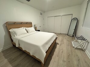 3 عدّة غرف نوم ومكواة/لوح كي وواي فاي وملاءات أسرّة