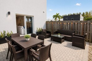 Outdoor dining - Stylish Stay Near Hard Rock Stadium (North Miami Beach)