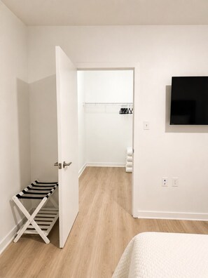 3 bedrooms, iron/ironing board, WiFi, bed sheets - Stylish Stay Near Hard Rock Stadium (North Miami Beach)