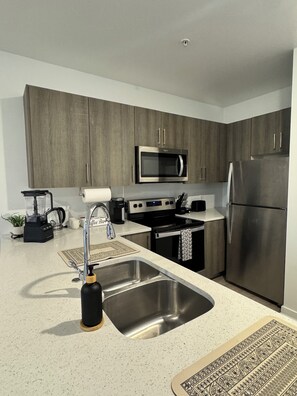 Microondas, horno, parrilla de estufa y lavavajillas