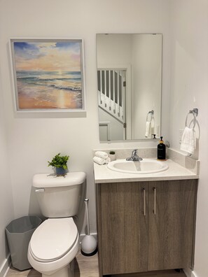 Shower, towels, soap, toilet paper - Stylish Stay Near Hard Rock Stadium (North Miami Beach)