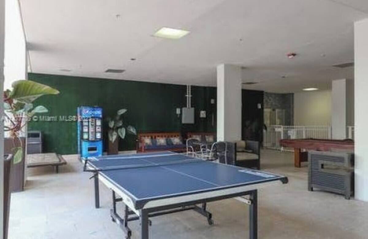 Modern 1br Condo On Sunny Isles  Across From The  Beach And Free Parking On Site - Sunny Isles Beach, FL