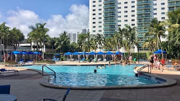 Alberca al aire libre y alberca climatizada