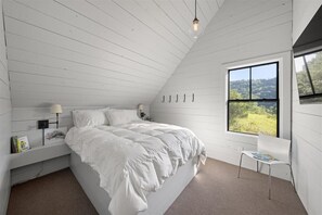 4 bedrooms, internet, bed sheets