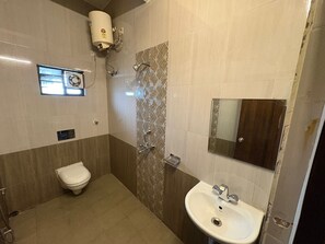 Double Room | Bathroom | Free toiletries, soap, toilet paper