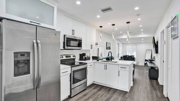 Kühlschrank, Mikrowelle, Ofen, Herdplatte