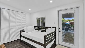 3 bedrooms, desk, iron/ironing board, WiFi (free)