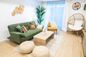 Smart TV, mesa de ping pong, libros