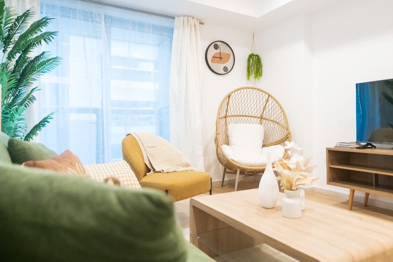 Smart-tv, een tafeltennistafel en boeken