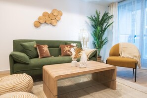 Een smart-tv, een tafeltennistafel en boeken