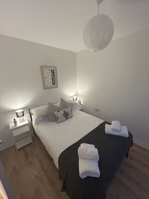 4 bedrooms, iron/ironing board, WiFi, bed sheets