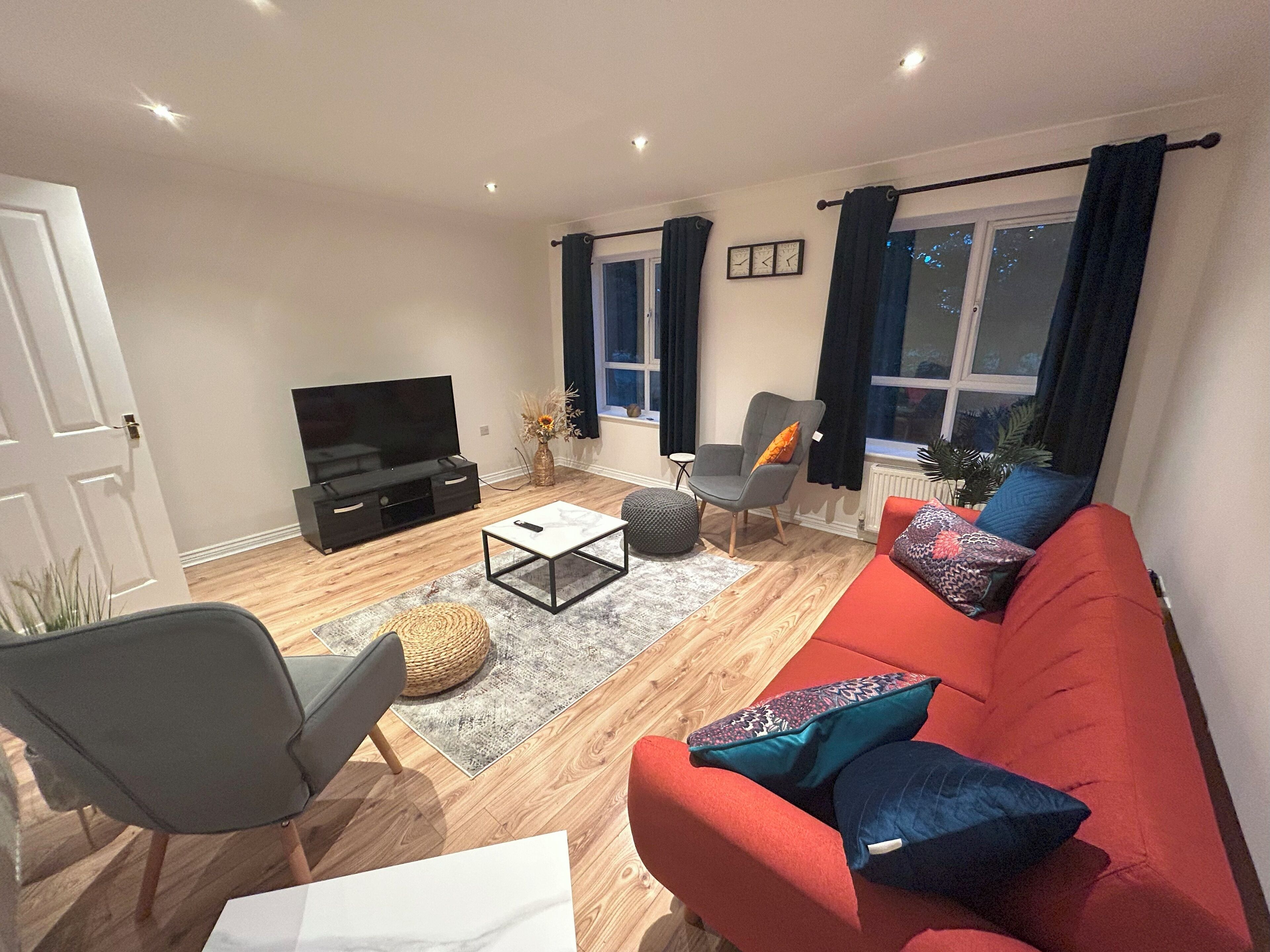 Spacious 4-bed Townhouse| 10 Min To Airport Or City Centre | Parking| Fast Wi-fi - 뉴캐슬어폰타인