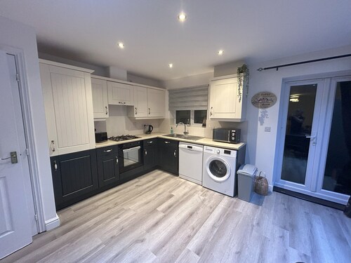 Spacious 4-Bed Townhouse| 10 min to Airport or City Centre | Parking| Fast Wi-Fi