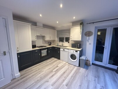 Spacious 4-Bed Townhouse| 10 min to Airport or City Centre | Parking| Fast Wi-Fi