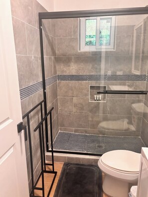 Shower, towels, soap, toilet paper - Cozy Spot Near LPI Airport and Orange Hill Beach (Nassau)