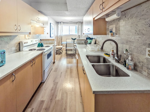Walk-In Serenity 5m to DT+BathTub-W/D-Full Kitchen