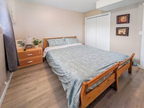 3 bedrooms, iron/ironing board, WiFi, bed sheets