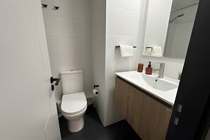 Căn hộ | Phòng tắm | Khăn tắm, giấy vệ sinh 