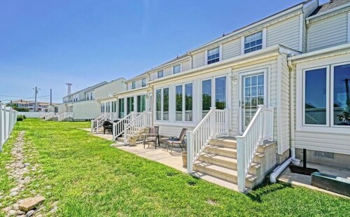 The LemonDrop: 3-bedroom townhome in charming Lewes minutes away from Beaches!