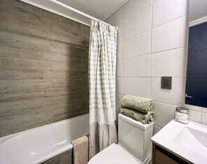 Shower, hair dryer, towels - Downtown Studio w/ Fast WiFi & Office (Santiago)