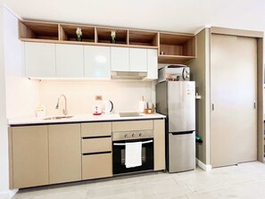 Coffee/tea maker, fridge, microwave, oven