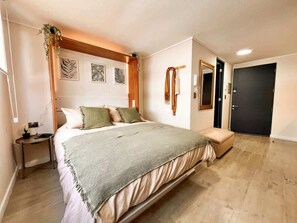 1 bedroom, desk, iron/ironing board, WiFi