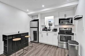 冷蔵庫、電子レンジ、オーブン、コンロ