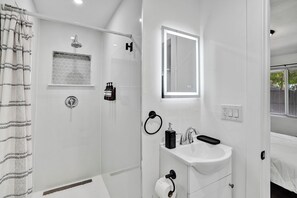 Shower, towels, soap, shampoo - Central Miami Getaway – Stylish Stay Steps from Everything (Miami)