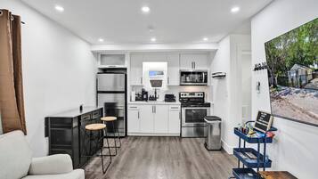 Jääkaappi, mikroaaltouuni, uuni, liesi