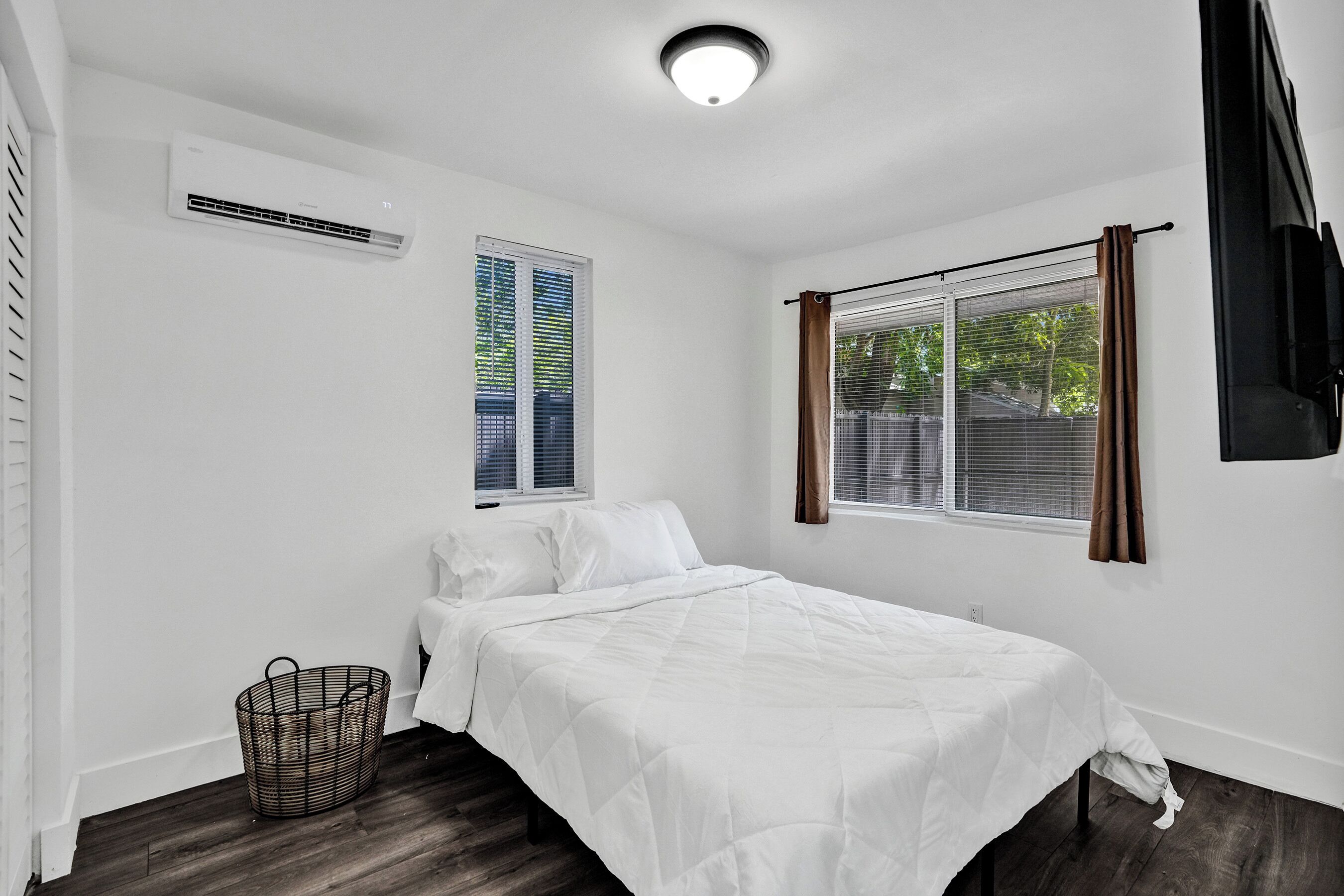 1 室のベッドルーム  、デスク、WiFi (無料)、ベッドシーツ