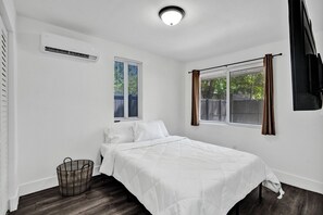 1 soverom, skrivebord, wi-fi (inkludert) og sengetøy