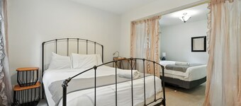 Charming 2-bedroom house in brilliant Near 5 minute DC with Shared backyard