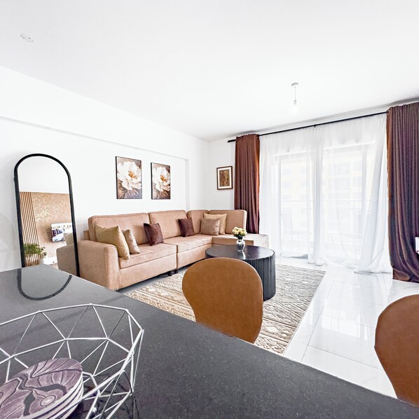TV - Spacious 1BR in Lavington, WFH Ready, Great WiFi Near Shops & Eateries (Nairobi)