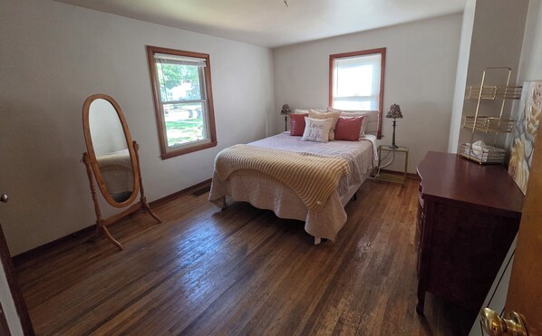 2 bedrooms, desk, iron/ironing board, free WiFi