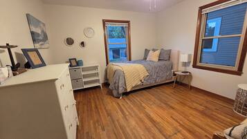 2 slaapkamers, een bureau, een strijkplank/strijkijzer, gratis wifi