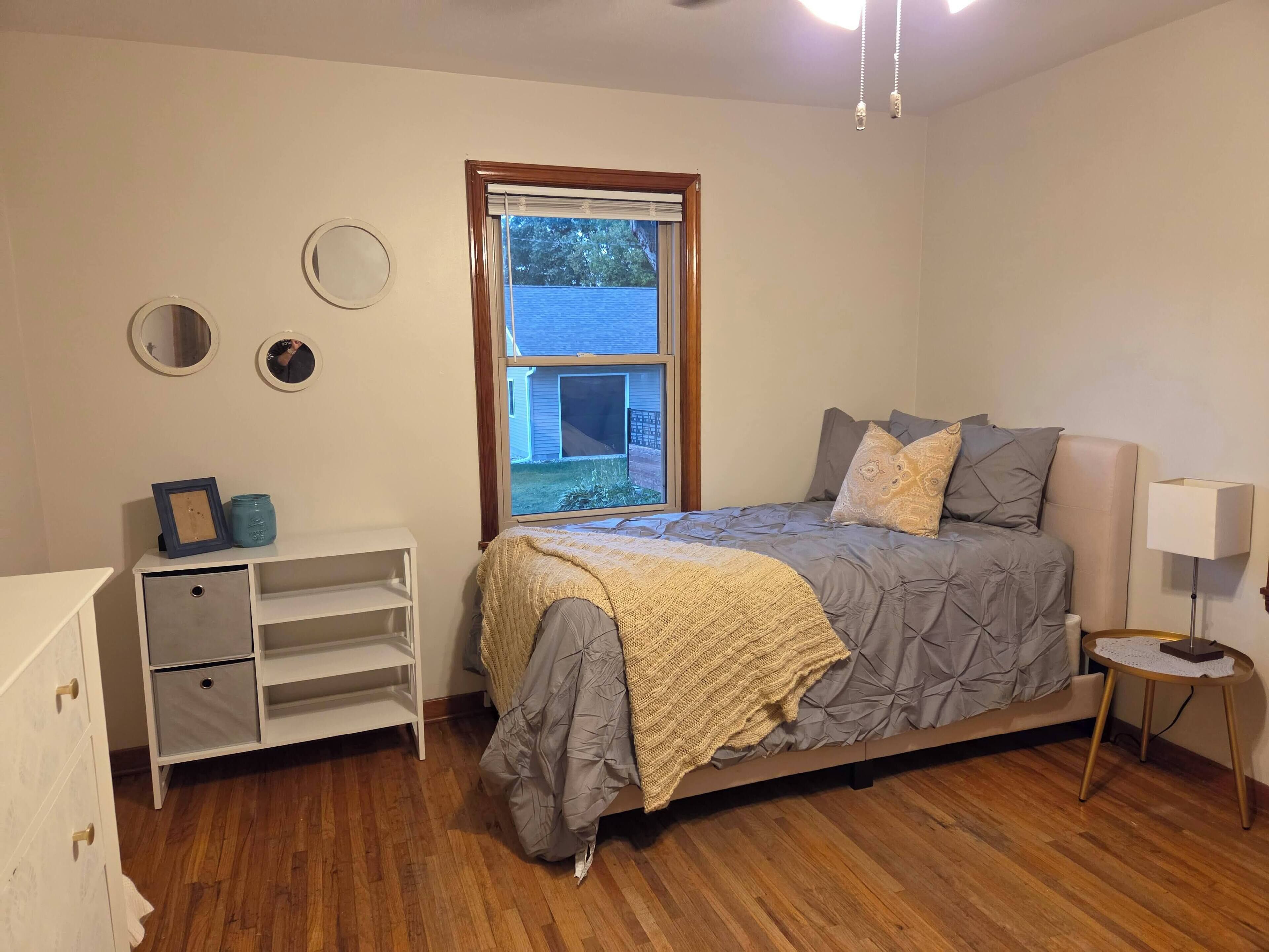 2 habitaciones, escritorio, tabla de planchar con plancha y wifi gratis 