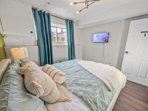 3 bedrooms, iron/ironing board, WiFi, bed sheets