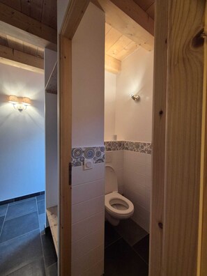 تجهيزات دش، مجففات شعر، مناشف، صابون