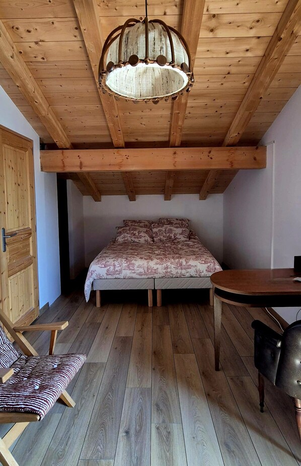 3 عدّة غرف نوم ومكواة/لوح كي وواي فاي وملاءات أسرّة