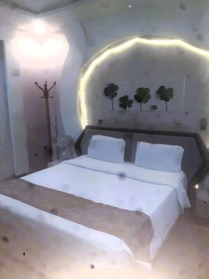 Economy Apartment, 1 Bedroom | Hypo-allergenic bedding, desk, laptop workspace, soundproofing