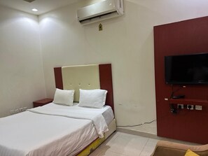 Classic Double Room | Hypo-allergenic bedding, desk, laptop workspace, soundproofing